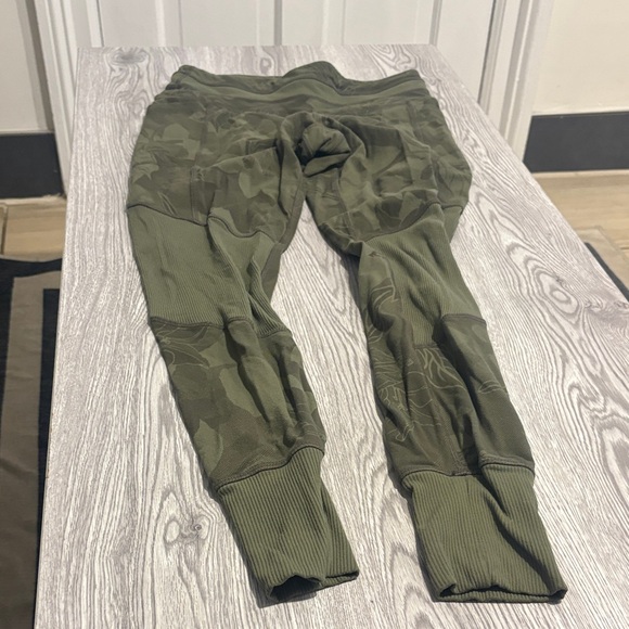 Athleta Green Patterned jogger style Leggings - Picture 1 of 6